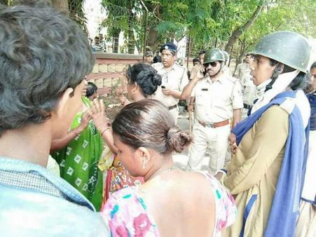 যুবভারতীতে খেলা শুরু আগে উচ্ছেদ বিরোধী বিক্ষোভ-মিছিল শিয়ালদায়