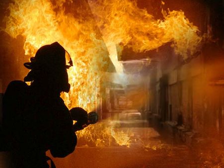 তারাতলায় রাসায়নিকের গুদামে বিধ্বংসী আগুন