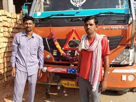 রাতের অন্ধকারে কলকাতা শহরে লরি চালককে মারধর ও ছিনতাই, দেখুন ভিডিও