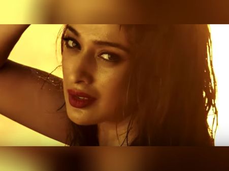 মুক্তির আগেই 'জুলি ২' ছবির উত্তেজনাপূর্ণ যৌন দৃশ্য 'লিক' , ভিডিও ঘুরছে নেট দুনিয়ায়