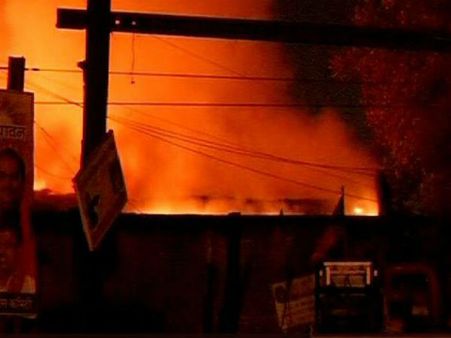 ১২ ঘণ্টা পরেও নিয়ন্ত্রণে আসেনি আর্মেনিয়ান ঘাটের আগুন, বন্ধ চক্ররেল পরিষেবা