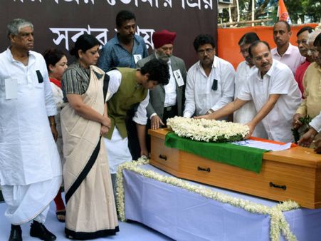 প্রয়াত প্রিয়রঞ্জন মিলিয়ে দিলেন ডান-বামপন্থীদের, পথ চেয়ে শ্রদ্ধাবনত রায়গঞ্জ
