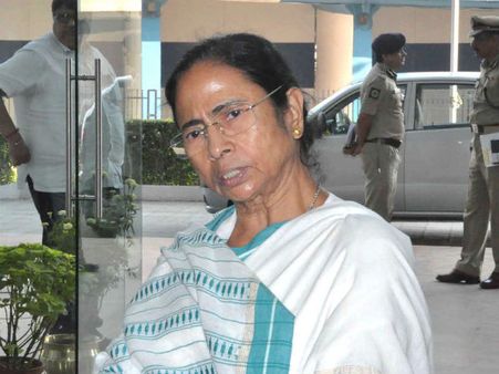 সরকারি কর্মচারীদের ছুটি ঘোষণা মমতার, বিধানসভাও মুলতবির আর্জি প্রিয়-র প্রয়াণে