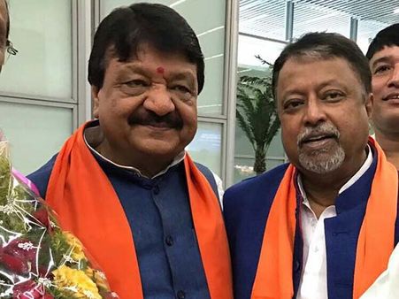 কাঁচরাপাড়ায় রেল অবরোধে ‘চক্রান্তে’র গন্ধ! মমতাকে কী ভাষায় বিঁধলেন মুকুল