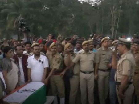 চিতার আগুনে বিলীন হলেন প্রিয়রঞ্জন, ‘কুলীকে’র তীরে স্লোগান- ‘প্রিয়দা অমর রহে’