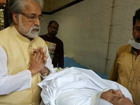 ‘তাঁর হাত ধরেই কংগ্রেসে, আজ তাঁর মরদেহে প্রথম মাল্যদান’, সন্তপ্ত সাংসদ