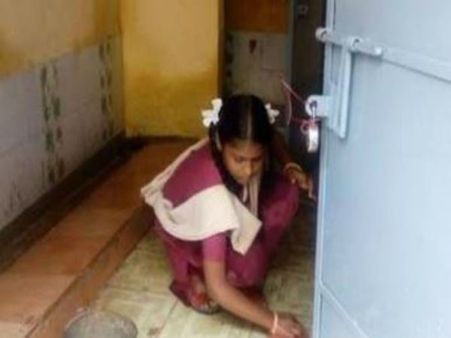 এই রাজ্যে ছাত্রীদের দিয়ে স্কুলের বাথরুম পরিষ্কারের অভিযোগ, ব্যবস্থার আশ্বাস