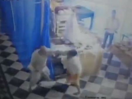 যোগী রাজ্যে মথুরার মন্দিরে দুই সাধুর মারামারি, ভাইরাল হল ভিডিও