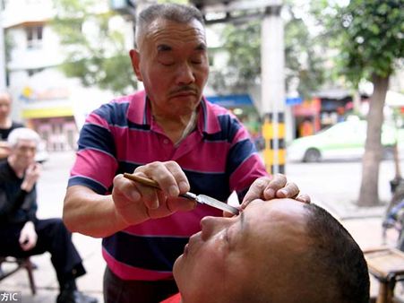 মাথার চুলের পাশাপাশি এই নাপিত চেঁছে দেন চোখের পাতাও, কারণ শুনলে চমকে যাবেন
