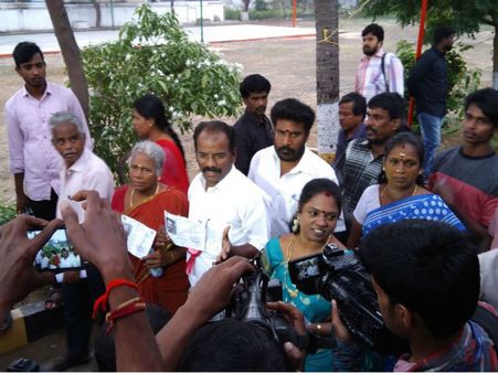 আরকে নগর উপনির্বাচনে জোর লড়াই এআইএডিএমকের দুই গোষ্ঠী ও ডিএমকের মধ্যে