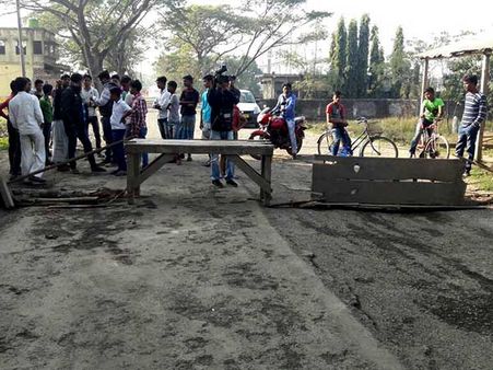 ভোরে উদ্ধার তাজা বোমা, রাতভর পুলিশি পিকেট, আজও থমথমে ভাঙড়