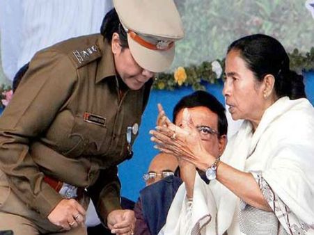 এমন কী হল যে 'হঠাৎ' বদলি মমতা 'ঘনিষ্ঠ' ভারতী ঘোষ, কী বলছে রাজনৈতিক মহল