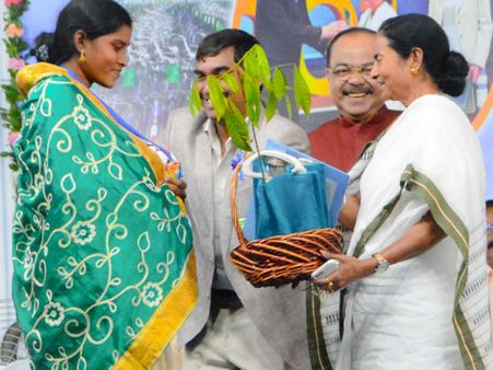 এবার গরিবদের ভাতা দেবে মমতার সরকার, মোদীকে ‘টেক্কা’ দিয়ে ঘোষণা