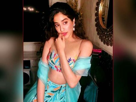 পাঁচ মিনিটে সিক্স প্যাক, শ্রীদেবী কন্যার টিপস নেবেন নাকি, দেখে নিন ভিডিও