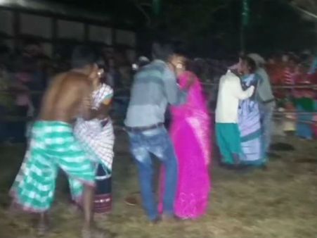 চুমু খাওয়ার প্রতিযোগিতা, বিজেপি শাসিত রাজ্যে বিতর্কে দুই বিধায়ক, দেখুন ভিডিও