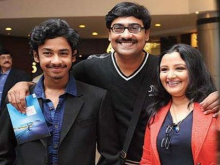 কলকাতা বিমানবন্দরে এমনই প্রতিবাদ কৌশিক সেনের, কেন এমন হল