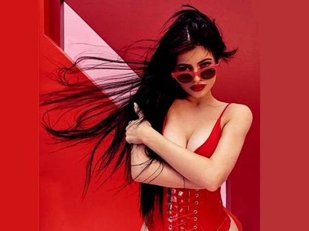 সোশ্যাল মিডিয়ায় নিজের প্রায় নগ্ন ছবি পোস্ট করলেন এই সেলিব্রিটি, ভাইরাল হল ফোটো