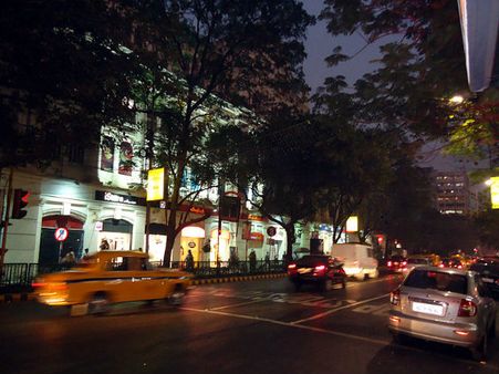 বর্ষবরণের রাতে অভব্যতা সামলাতে পার্কস্ট্রিটে নজিরবিহীন ব্যবস্থা কলকাতা পুলিশের