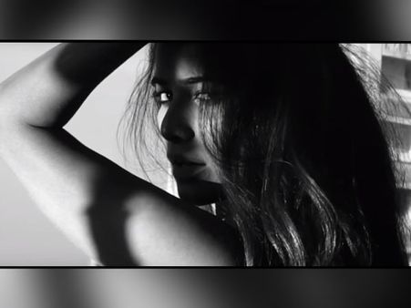 পুনম পাণ্ডের 'উফ!' ভিডিওতে বাড়ল ক্রিসমাসের উষ্ণতা, দেখুন সেই ভিডিও