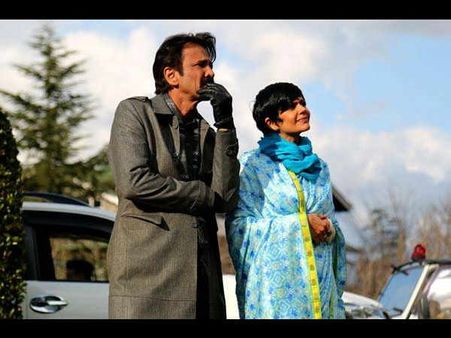 কোন ঘটনাকে ঘিরে ছবির নাম হল 'ভডকা ডায়ারিজ'! অভিনয় ফের মাতালেন রাইমা-কেকে 
