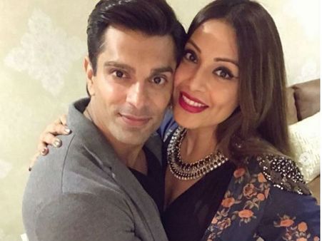 দুই থেকে তিন, স্বামী করণের আদর ও বেবি বাম্প নিয়ে বিপাশা বসু শেয়ার করলেন তাঁর সাহসী ছবি