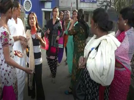 এলাকা দখলকে কেন্দ্র করে বৃহন্নলাদের দুই গোষ্টীর সংঘর্ষ তারাতলায়, দেখুন ভিডিও