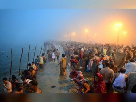 গঙ্গাসাগরে কনকনে ঠান্ডা উপেক্ষা করে মকরসংক্রান্তি উপলক্ষে ভোর থেকেই পুণ্যস্নান শুরু