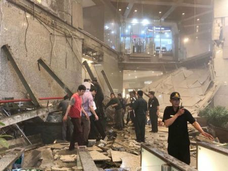 জাকার্তায় মুহূর্তে ভেঙে পড়ল গোটা স্টক এক্সচেঞ্জ বিল্ডিং, আহত ৭৭