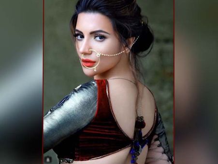 'হ্যাঁ-আমার স্তন আছে', তাঁর সমালোচকদের এভাবেই জবাব দিলেন অভিনেত্রী শামা সিকান্দর