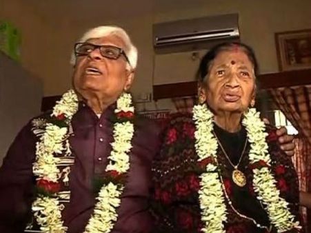 স্মৃতি ফেরাতে ৫৫ বছর পর ফের বিয়ের পিড়িতে