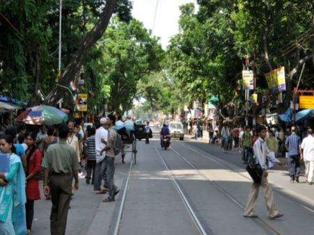 সাত সকালে কলেজ স্ট্রিটে বেপরোয়া গতি, হেয়ার স্কুলের সামনের ফুটপাথে উঠল গাড়ি