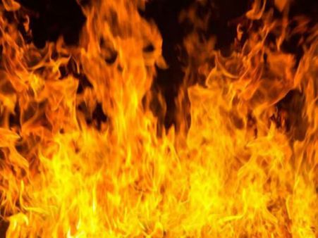 এলাকায় মাদক বিক্রির প্রতিবাদ, গভীর রাতে অগ্নিগর্ভ যাদবপুর, পালিয়ে বাঁচলেন পুলিশকর্মী