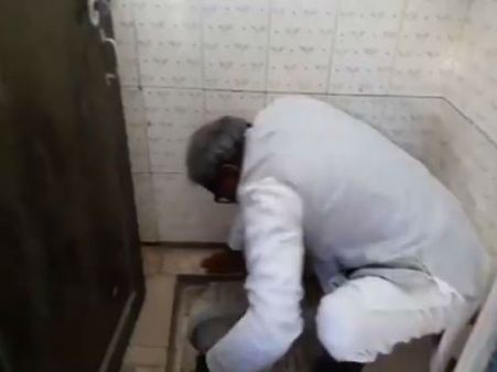 মোদীর 'শিক্ষা'য় শিক্ষিত বিধায়ক স্বচ্ছতার 'ক্লাস' নিলেন স্কুলে, ভিডিও হল ভাইরাল