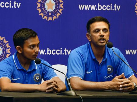 দ্রাবিড়ের অভাবনীয় পদক্ষেপ, কুর্নিশ আদায় করে নিলেন দ্য ওয়াল