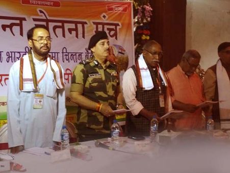 ডিজি বিএসএফ কেন আরএসএস প্রভাবিত সংগঠনের অনুষ্ঠানে, শোরগোল তৃণমূলের