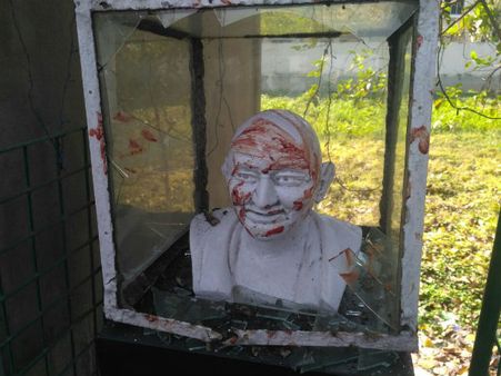 এইভাবেই গান্ধীজির মূর্তির অবমাননা, উত্তেজনা বেহালার সেনপল্লীতে, দেখুন ভিডিও