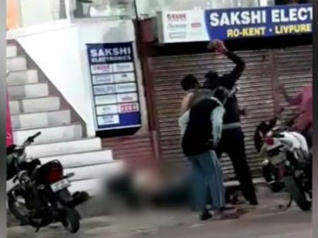 যোগীর রাজ্যে ফের প্রশ্নে আইনশৃঙ্খলা! প্রকাশ্যে আইনের ছাত্রকে পিটিয়ে মারার অভিযোগ