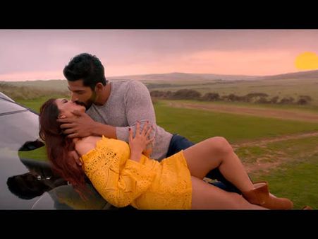 যৌনতায় ঠাসা উবর্শীর 'হেট স্টোরি ৪' কেমন হল! জেনে নিন 