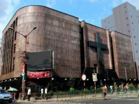 অভিভাবকদের প্রতিবাদ-বিক্ষোভ পার্কস্ট্রিটে অ্যাসেম্বলি অফ গড চার্চে