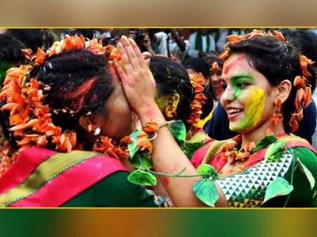 আবিরের রঙে মেতেছে মন, দেখুন গলফ গ্রিন-এর দোল উৎসব পালনের সেরা ১২টি ছবি  