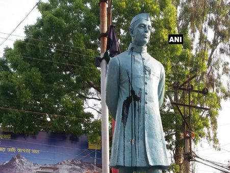 প্রতিহিংসার রোষানলে নেহরুর মূর্তিও! কাটোয়ায় টেলিফোন ময়দানে শোরগোল