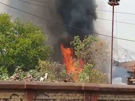 স্ট্র্যান্ডরোডের গুদামে বিধ্বংসী আগুন, বন্ধ চক্ররেল পরিষেবা, দেখুন ভিডিও