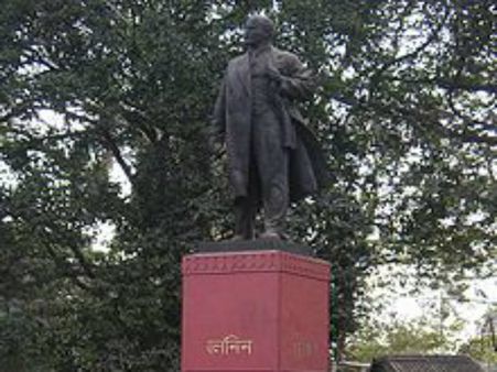 মূর্তি ভাঙা নিয়ে বিবাদ তুঙ্গে, সতর্কতায় ধর্মতলায় লেনিন মূর্তির পাহারায় পুলিশ