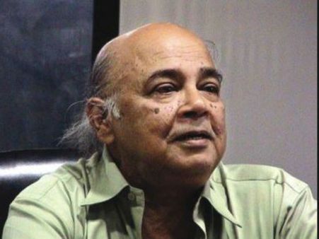 রাস্তায় ছুঁড়ে ফেলা হল নাট্যকার মনোজ মিত্রের জিনিসপত্র, ভাড়া না দেওয়া অভিযোগ