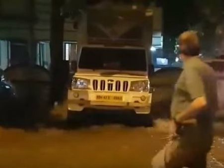 মুম্বইয়ে জলের তোড়ে আকাশে উড়ল বোলেরো গাড়ি, দেখুন ভিডিও