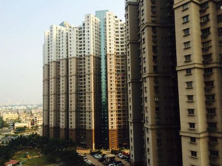 অভিজাত আবাসন থেকে মরণ ঝাঁপ! একাকি মহিলা সম্পর্কে পুলিশের তদন্ত