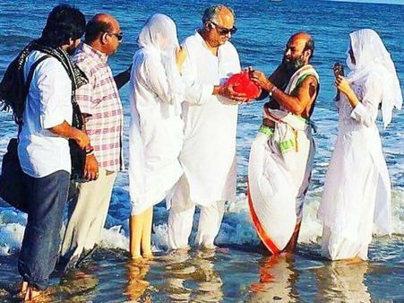 শ্রীদেবীর মৃত্যুর পর অস্থি বিসর্জনে বনি ভেঙে পড়লেন কান্নায়, প্রকাশিত ভিডিও