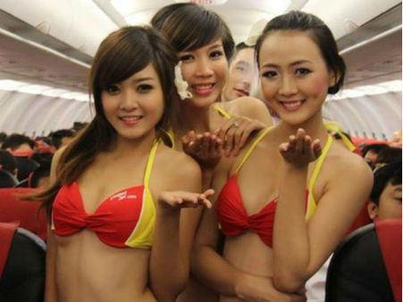 চলতি বছরেই ভারতের বিমানে এমন এয়ার-হোস্টেসদের পেয়ে যাবেন, দেখুন ভিডিও