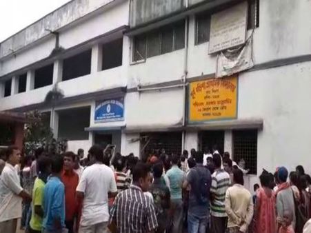 শিক্ষিকার বিরুদ্ধে দুর্ব্যবহারের অভিযোগে উত্তাল বেহালার স্কুল, দেখুন ভিডিও