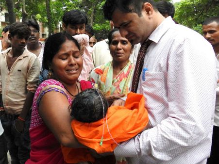 জামিন মিলল প্রাণ বাঁচিয়ে 'অপরাধী' হওয়া গোরক্ষপুরের সেই ডাক্তারের